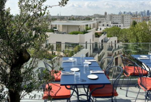 Rooftop Kopster Colombes vue Tour Eiffel, ambiance repas d'équipe