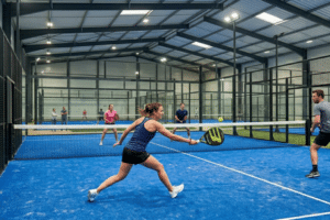 femme qui fait du padel au all in country club à Décines